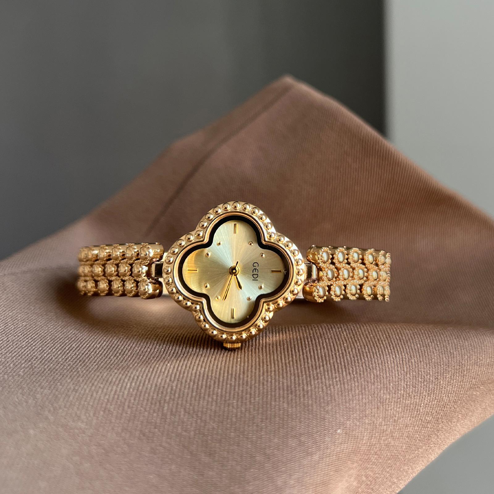 Ретро Браслет-часы Четырехлистник Высокая ценность Нишевый дизайн Ветрозащитные Водонепроницаемые Кварцевые часы