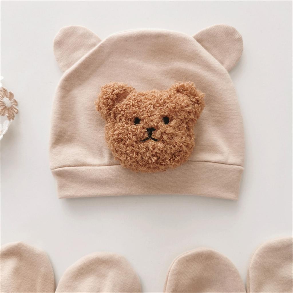 Süße Babymütze mit passenden Handschuhen und Socken. Perfektes Babyparty-Geschenk. Weiche und bequeme Babymütze.