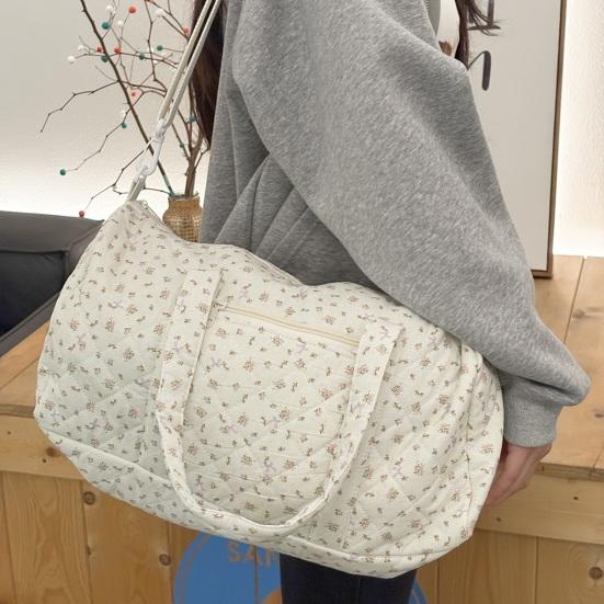 Quilted Travel Bag for Women Cute Floral Weekend Bag with Zipper Large Cotton Gym Bag Portable Workout Grocery Pouch
