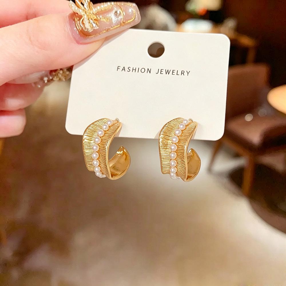 Elegant Retro French Pearl C-Shaped Earrings for Women - Simple, Luxurious, High-End Ear Jewelry.