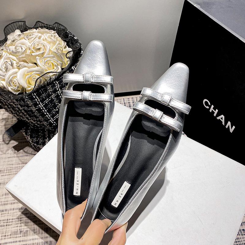 

Женские туфли-лодочки с острым носком на мягкой подошве, весна 2025, новые туфли с бантом, нишевый дизайн, плоская подошва, мелкий вырез, слипоны 39 серебряный