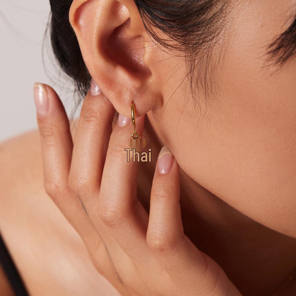 Hochwertige hypoallergene Titan-Creolen mit Sonnenanhänger aus 18 Karat Gold