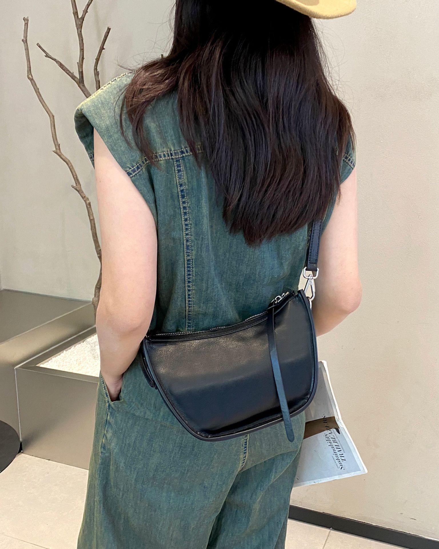 Women s Genuine Cowhide Leather ShoulderCrossbody Bag - Minimalist Stylish Horseshoe-Shaped Purse Commuting Small Bag чёрный 5840₽