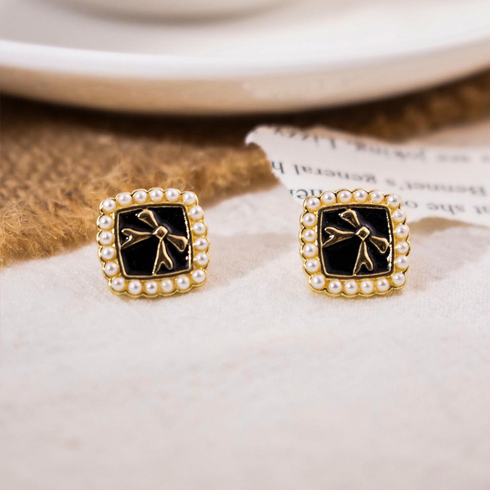Elegant Zircon Flower and Pearl Stud Earrings - High-End Niche Design