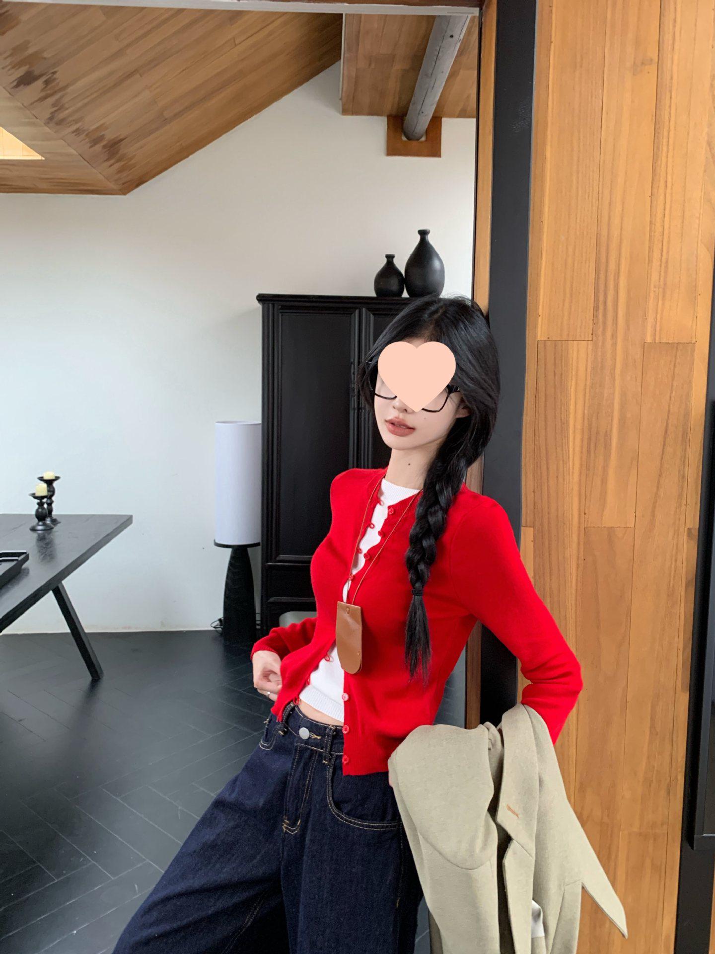 

Women s Red Long-Sleeve Knit Sweater - Slim Fit, Fake Two-Piece Design for Spring and Autumn красный