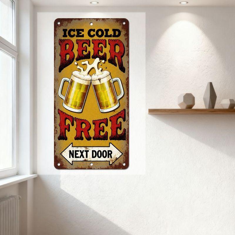Vintage plechová cedule ICE COLD BEER s cinkajícími pivními korbely, ZDARMA HNED VEDLE, Rezavý okraj, Žluté pozadí - Domácí bar Kavárna Ma