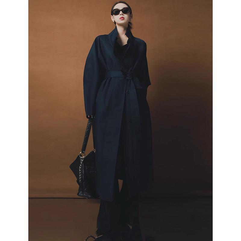 

Жіночий тренч Rongtai з тенселю з драпіруванням - Колекція Весна 2025, Британський стиль з поясом на талії та коміром-стійкою Medium темно-синього кольору