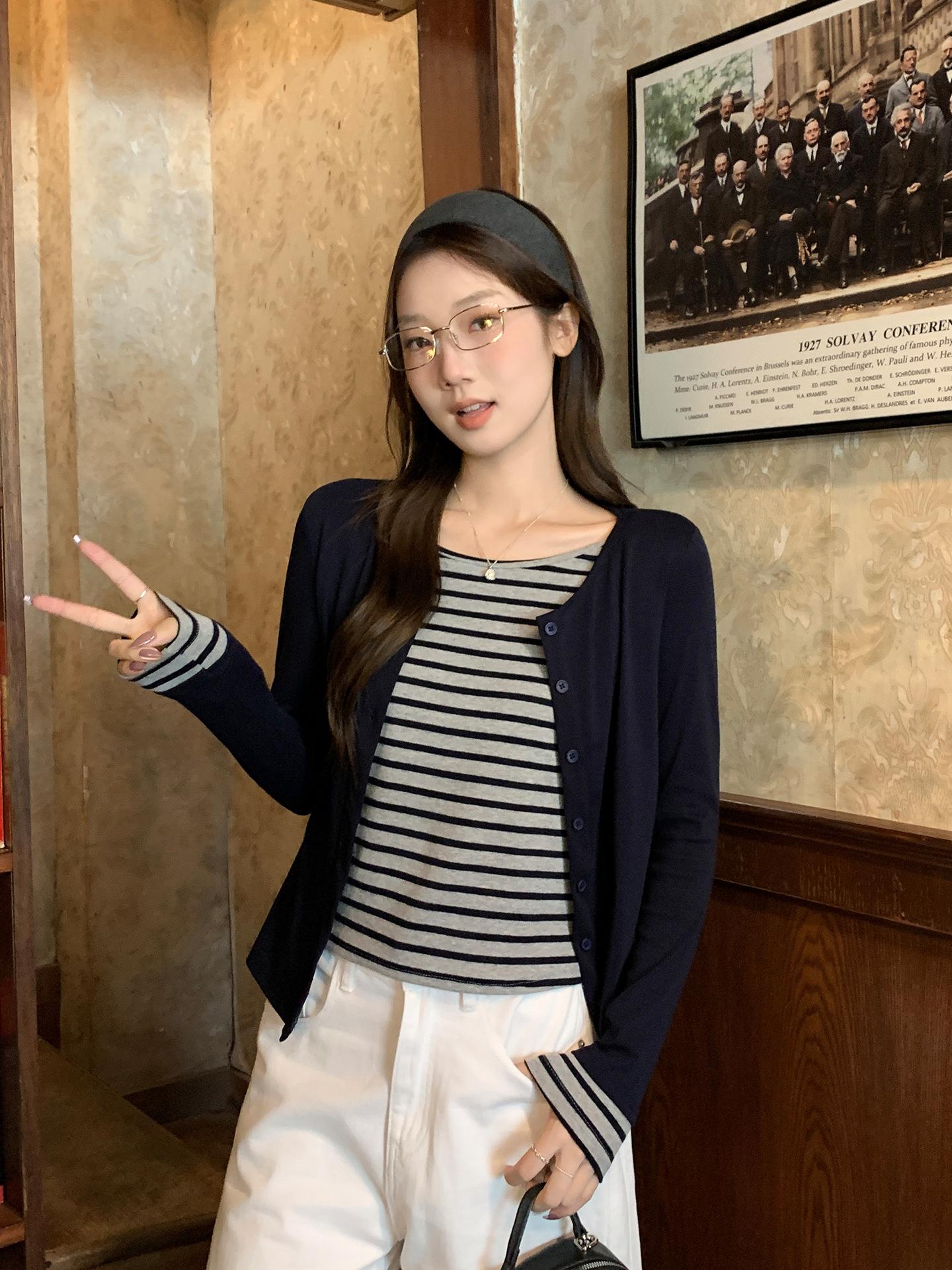 

Korean version contrasting stripes splicing fake two-piece long-sleeved T-shirt women s early autumn crew neck design versatile cardigan top L темно-синього кольору