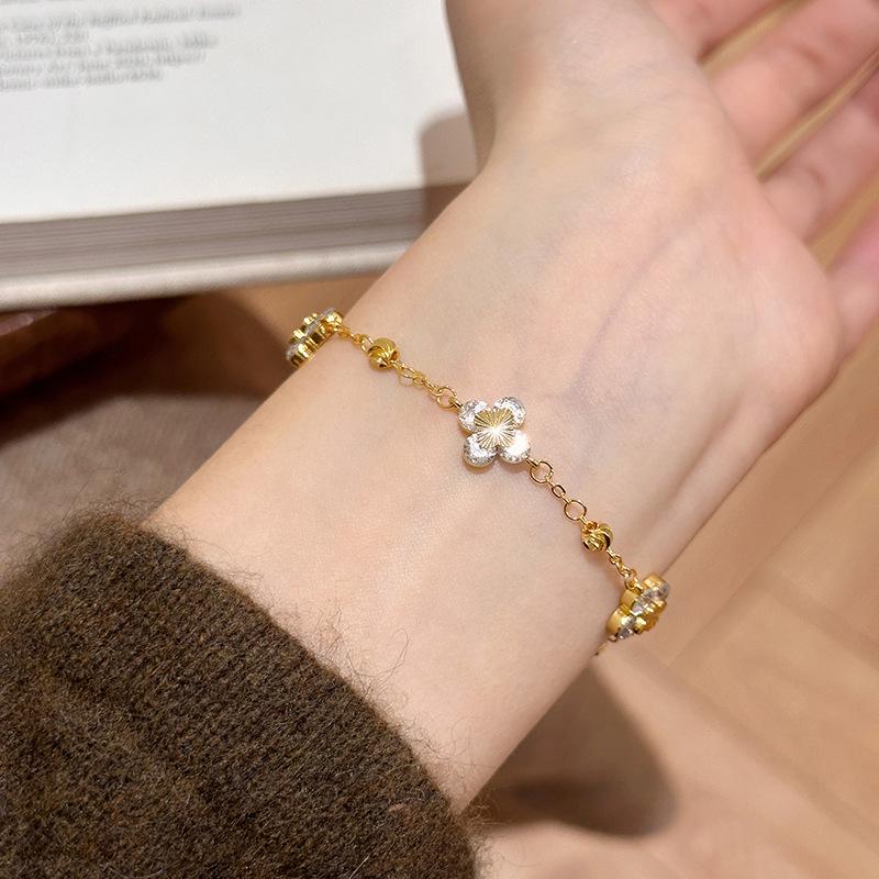 Elegant Zircon Flower Pendant Bracelet - Luxurious, Exquisite, Niche Jewelry for Women