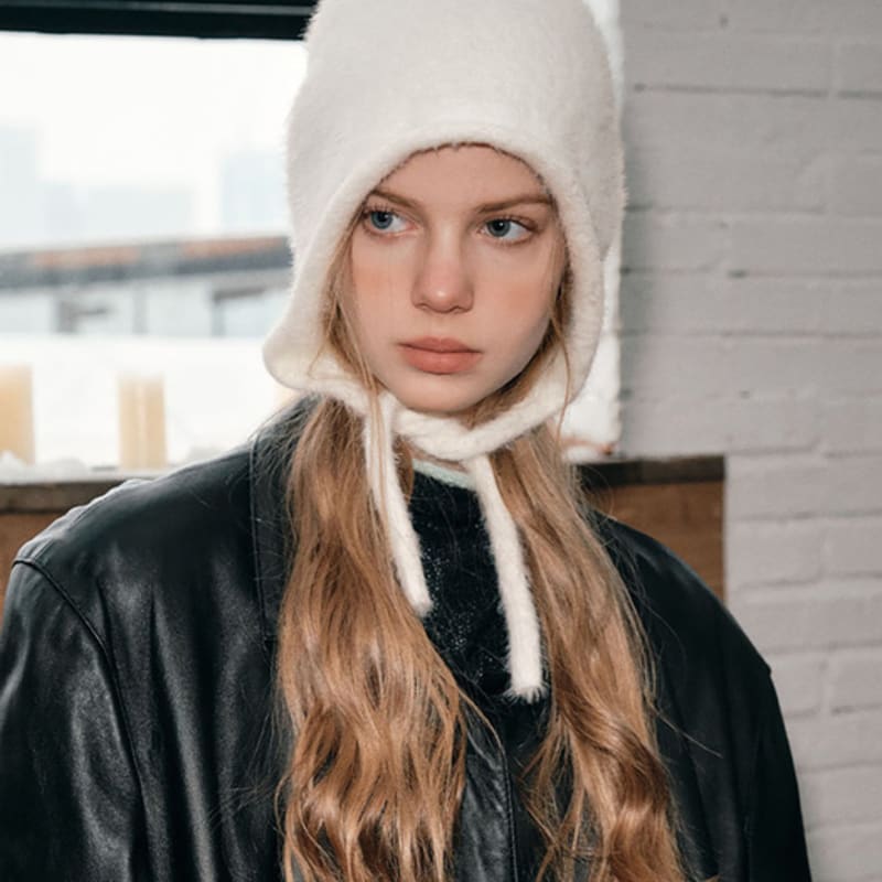 

LOOKING4U Шапка-боне из ангорской шерсти на завязках, цвет слоновой кости IVORY