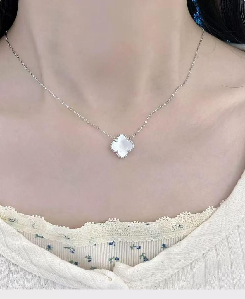 Vergoldetes Kleeblatt-Halskette für Damen: Chalcedon & Perlmutt