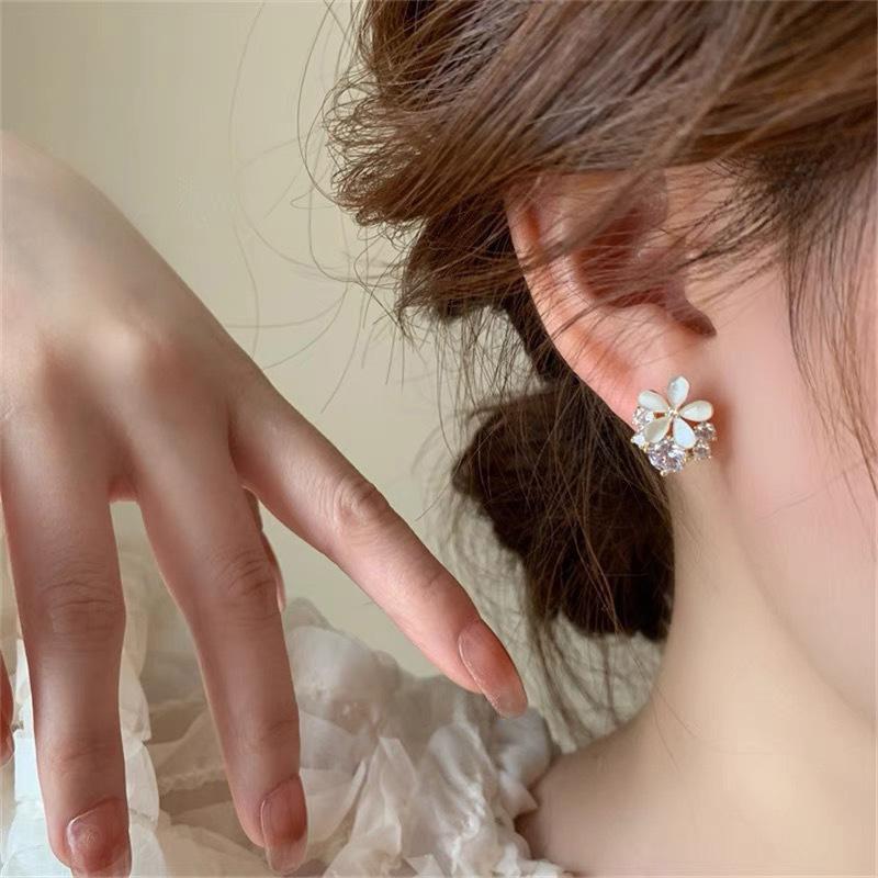 opal flower ear clips without ear piercings, high-end sense, niche fresh earrings, commuting versatile, simple temperament, mosquito coil disc