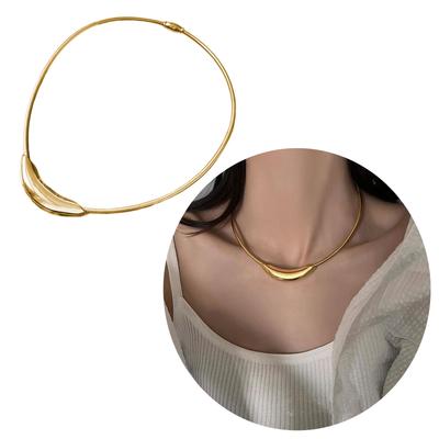 Modern Gold Curved Tube Collar Luxurious Appearance Comfortable Metal Choker Necklace Perfect for Parties and Dates