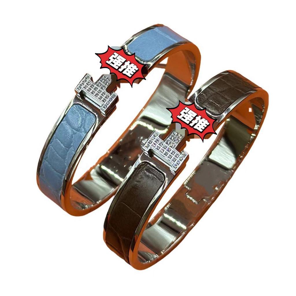 Crocodile Pattern H Bangle with Inlaid Diamonds – European & American Fashion