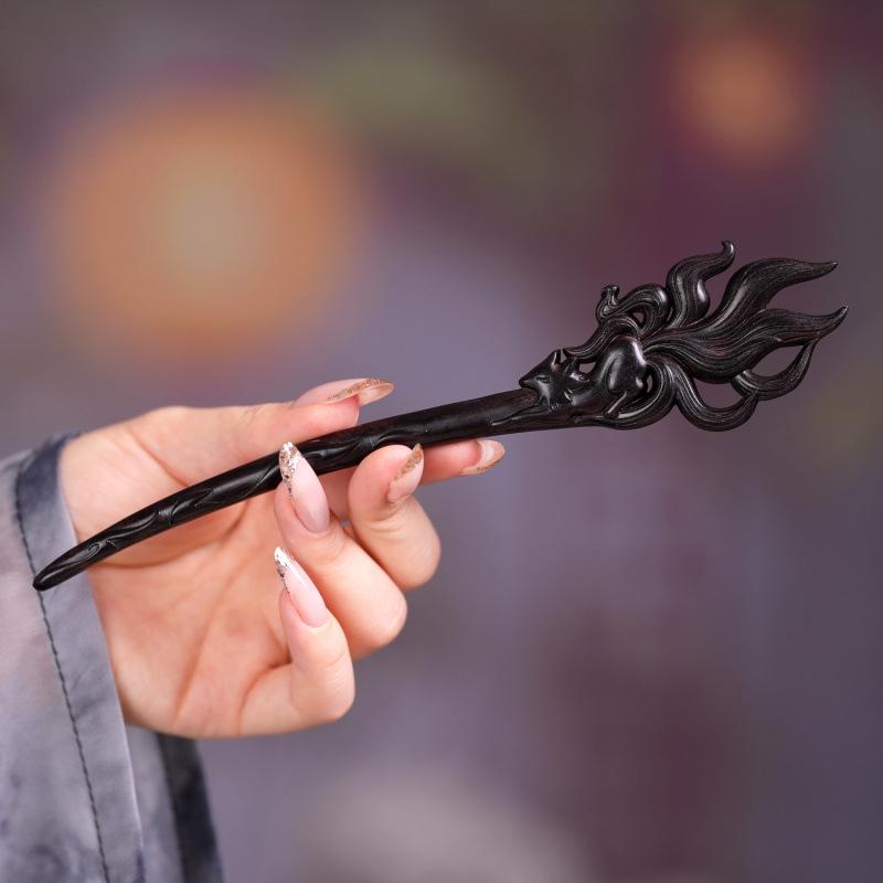 Élégante Broche à Cheveux en Santal Renard à Neuf Queues: Accessoire de chignon en bois sculpté double face style ancien exquis pour femmes