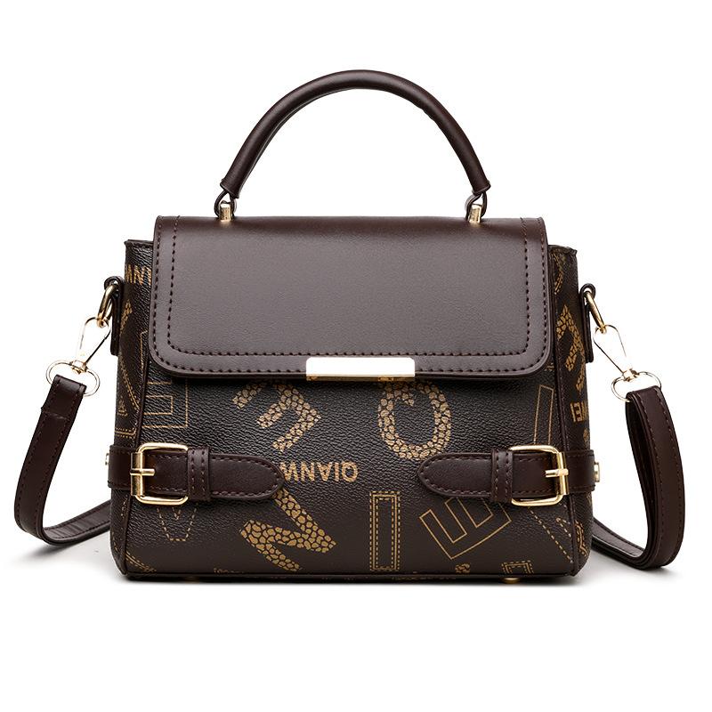 Атмосферная женская сумка-мессенджер — фото 5