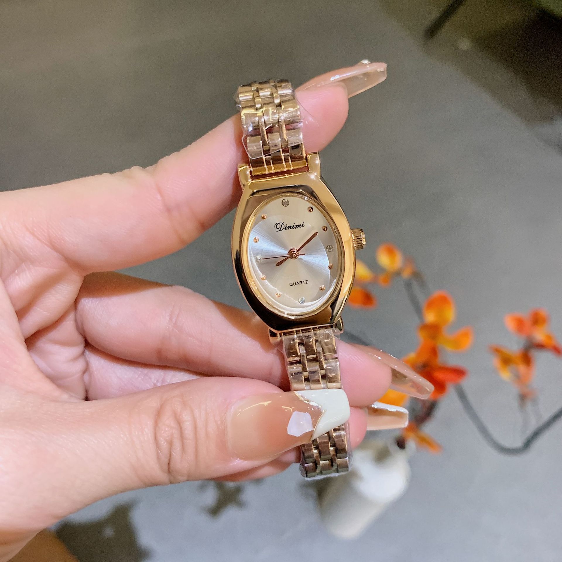 

Модные и роскошные летние новые маленькие круглые часы со стальным браслетом, повседневные простые компактные кварцевые часы для женщин