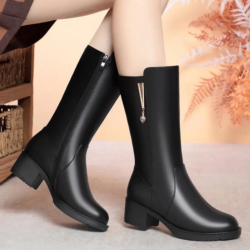 Bottes chaudes en laine mi-mollet pour femme Hiver Semelle extérieure en caoutchouc Doublure polaire Antidérapant Talon moyen Bottines en cuir Bout rond Décontracté