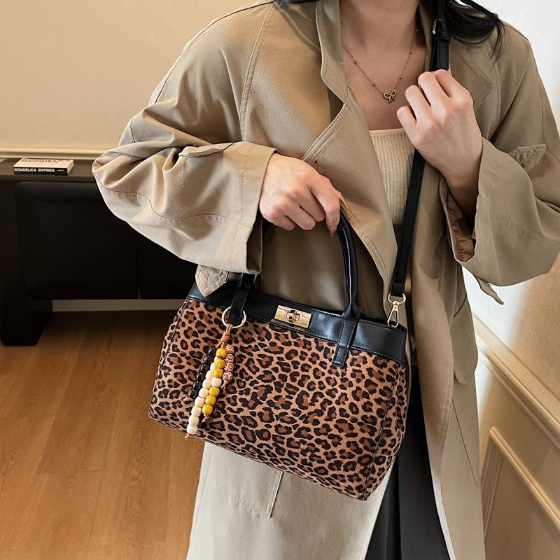 Leopard print bag women's large-capacity 2025 new autumn and winter niche design messenger bag popular ins portable commuter bag