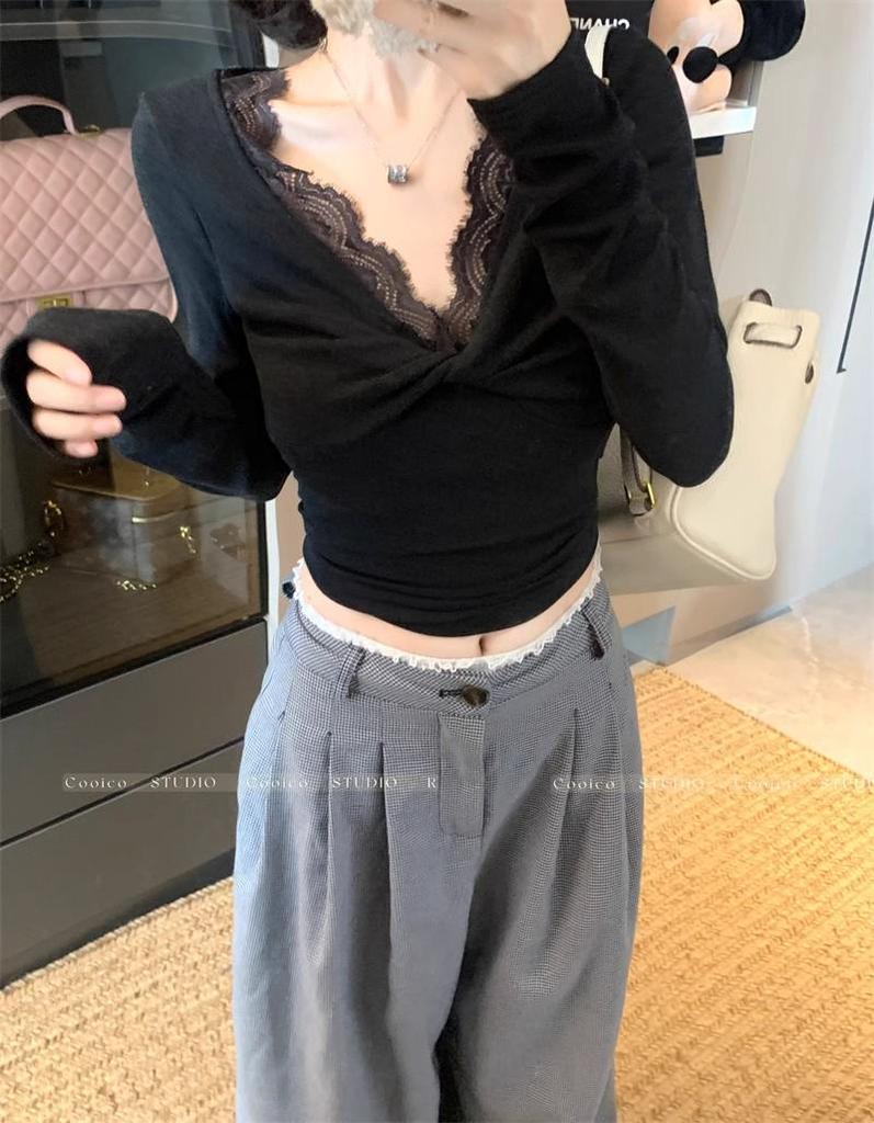Chic V-Neck Long-Sleeve Lace T-Shirt for Women - Elegant White Base Layer for Autumn/Winter