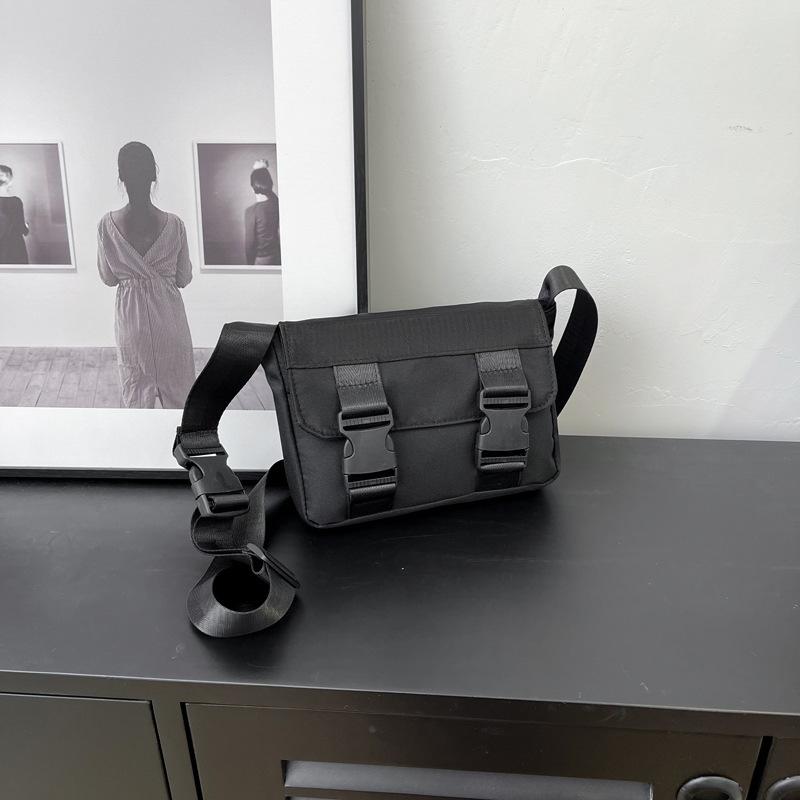 

Trend, fashionable, lightweight and large-capacity simple solid color personalized shoulder bag women s spring new retro messenger bag чёрный