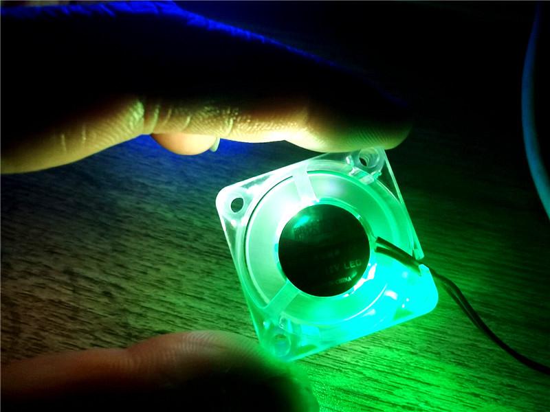 Leiser 3010 LED-Flüssigkeitslager-Grafikkarten-Kühllüfter - 3 cm Transparente Farbwechsel, 5V/12V/24V.