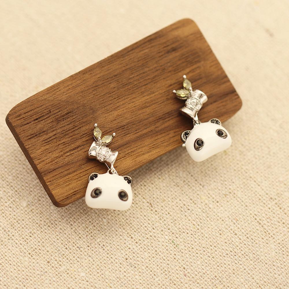 Cute and cute oil-dripping panda earrings, gold-plated and diamond-encrusted versatile earrings, women's versatile and childlike earrings.