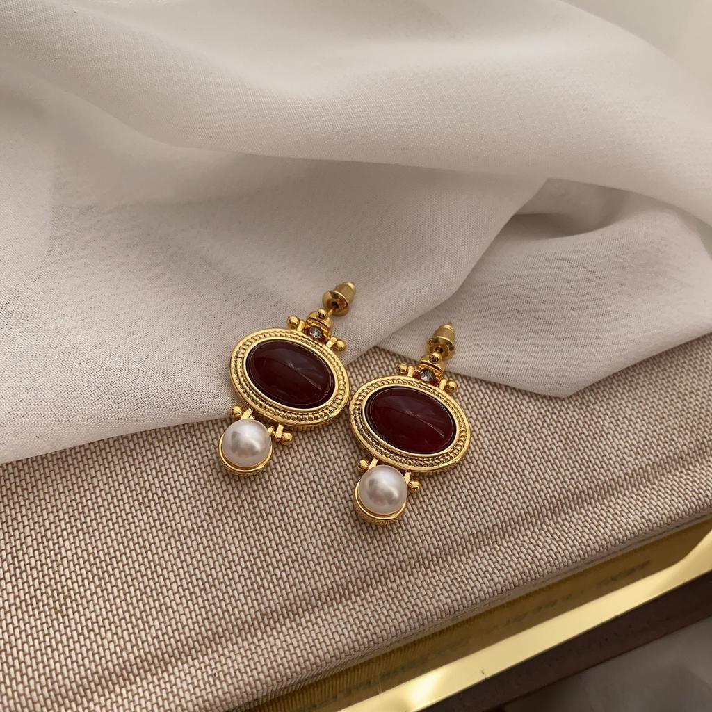 Unique Temperament, Court Style, Retro Red White Agate Earrings, Unique Design, High-End Exaggerated Niche Earrings