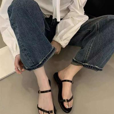 Flachboden einfache und vielseitige kleine Sandalen Damenschuhe Frühling und Sommer 2025 neue Retro-Schnalle Römische Sandalen