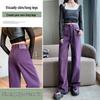 Damen Jeans mit weitem Bein in Traubenlila mit Lederpatch - Trend Frühherbst 2025.