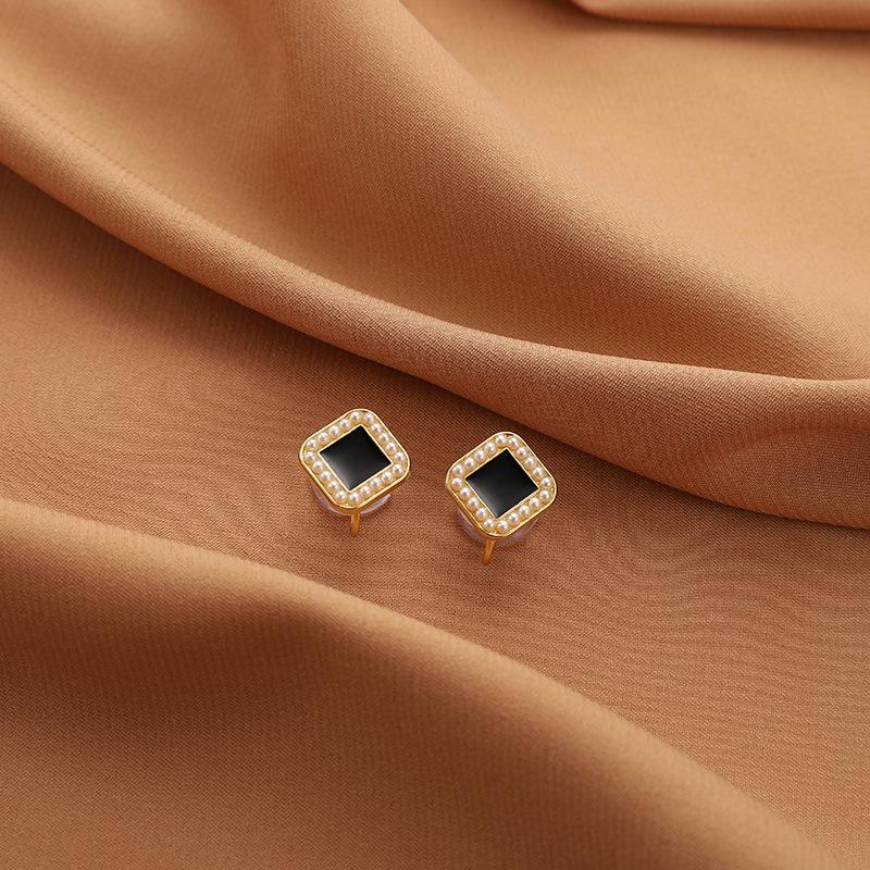 Pearl Mosquito Coil Disc Ear Clips: No-Pierce, Elegant French-Style Earrings for Women