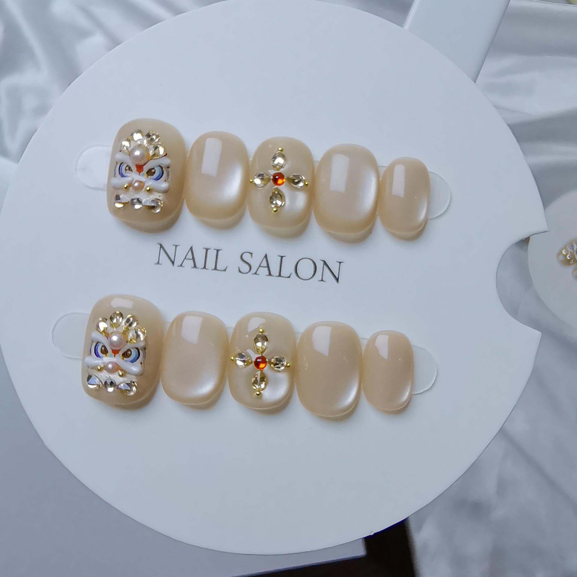 

Champagne Cat Eye Rhinestone Nail Tips: Color-Changing Lion Dance Design