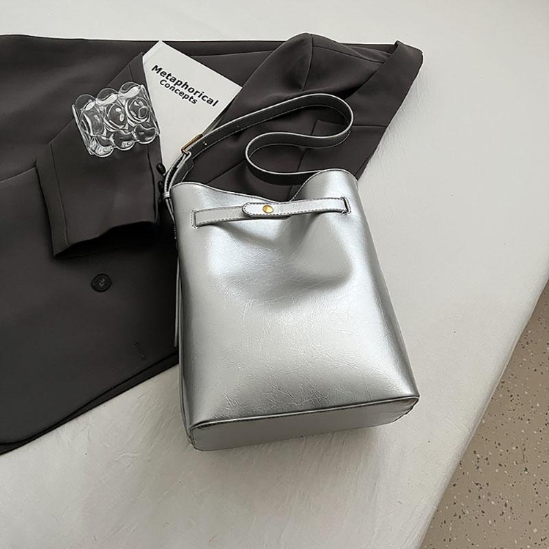 High-Grade Glossy Patent Leather Texture Shoulder Bag Women  New Fashion Simple Large Capacity Bucket Bag Pop Crossbody Bag