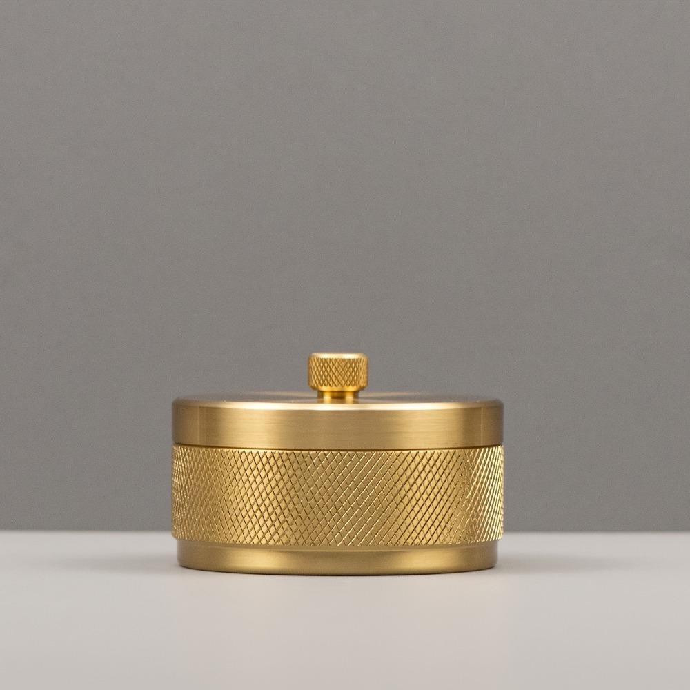 Creative Scandinavian Style Elegant Brass Ashtray with Lid Anti-Fly Traditional Design Decor Luxury Office Car Ashtray Accessory