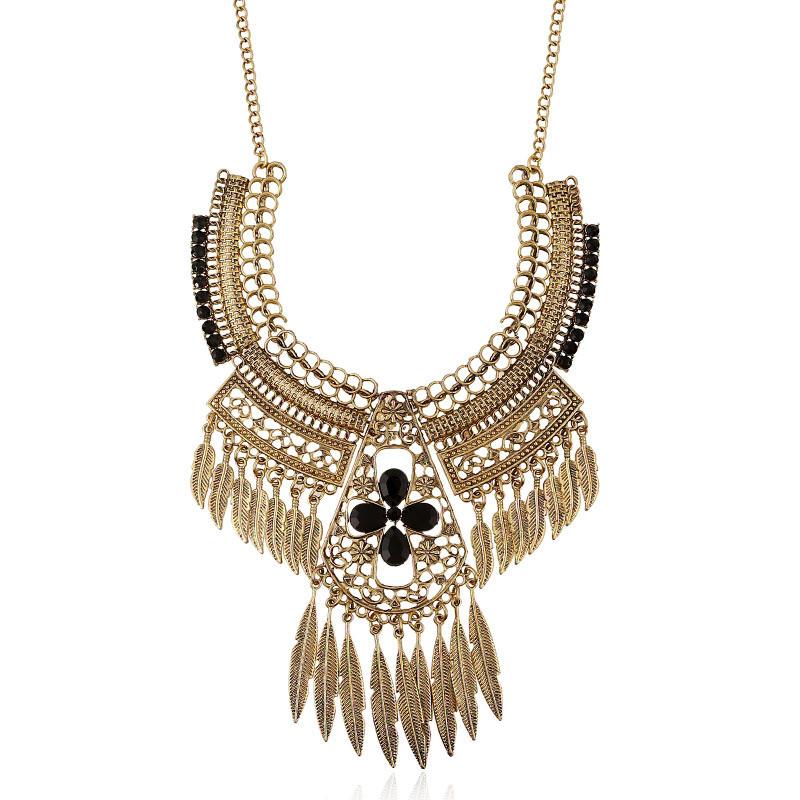 Qw Vintage European Designer Necklace With Hollow Flower Pattern And Leaf Tassel For Gift And Travel Souvenir