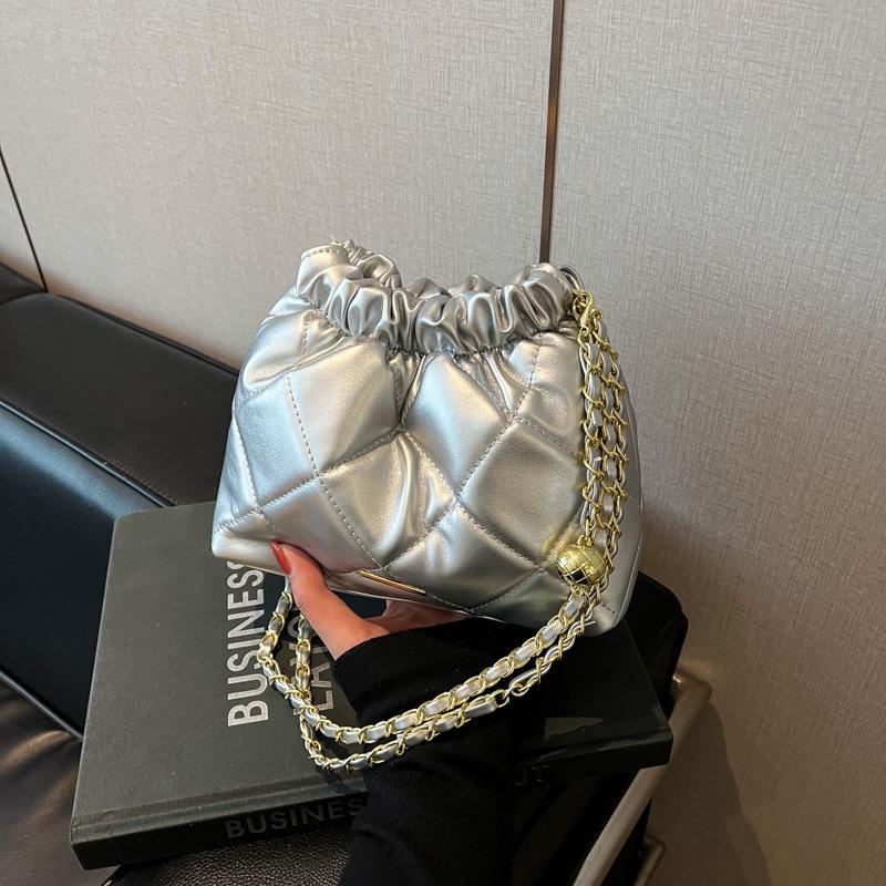 

Летняя маленькая сумка на цепочке с ромбовидной вышивкой, женская, новая 2025 года, в зарубежном стиле, универсальная сумка-мессенджер на цепочке, модная супер-хитовая сумка-ведро серебряный