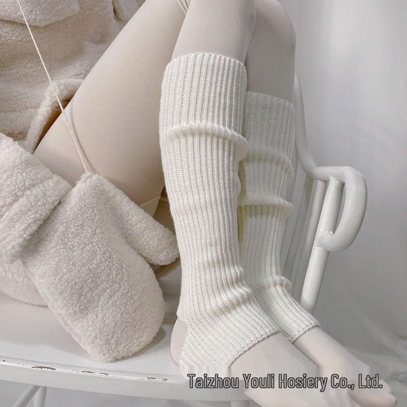 Festive Red Zhi Xun Woolen Stirrup Leg Warmers - Cozy Autumn/Winter Short Socks