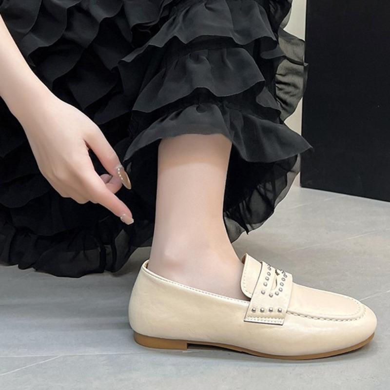 Frühling Neuer Stil Flache Schuhe für Damen Runde Spitze Tiefer Ausschnitt Nieten Weiche Sohle Rutschfest Verschleißfest Einzelne Schuhe