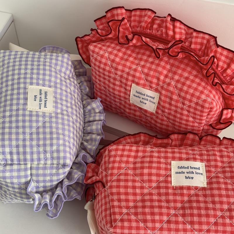 Lace checkered makeup bag, Ins minimalist niche style, high-value large-capacity cosmetic pouch, portable for travel and daily use.