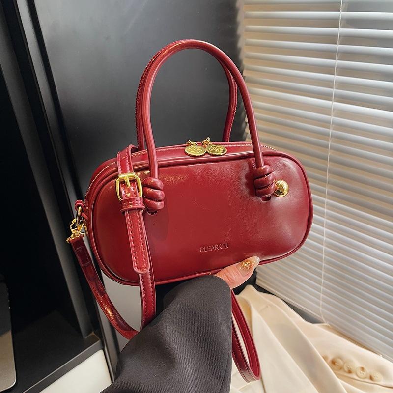 

Premium bag women s spring summer 2025 new retro shoulder messenger bag casual niche portable bowling bag красный
