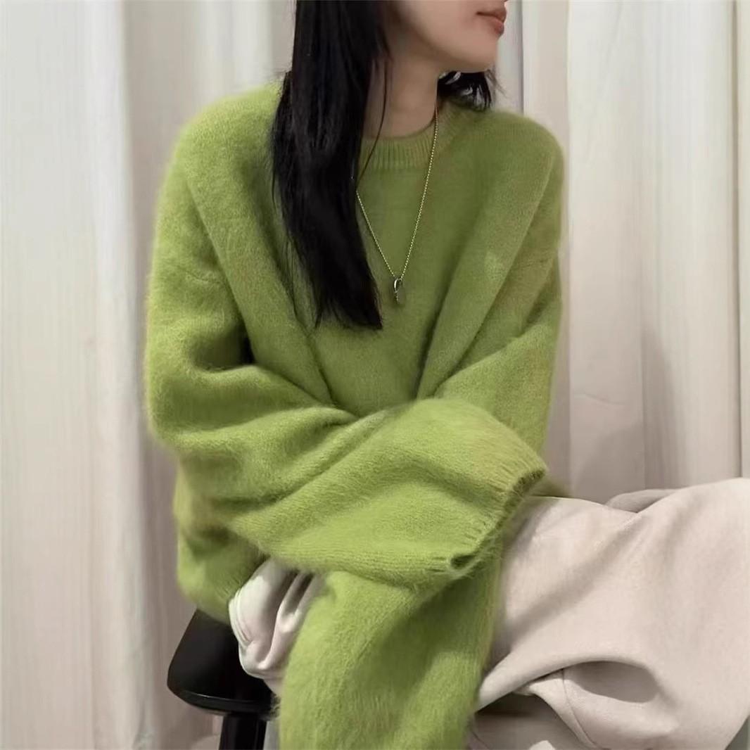 

Lazy wind green white long-sleeved sweater women s autumn and winter new loose pullover round neck soft waxy inner chic top 412-311 (average size) зелений