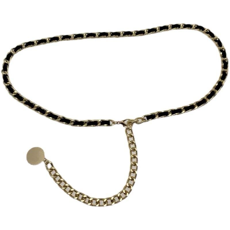 Chaîne de taille chic pour femme avec des maillons métalliques stylés, parfaite pour les tenues d'été et les robes