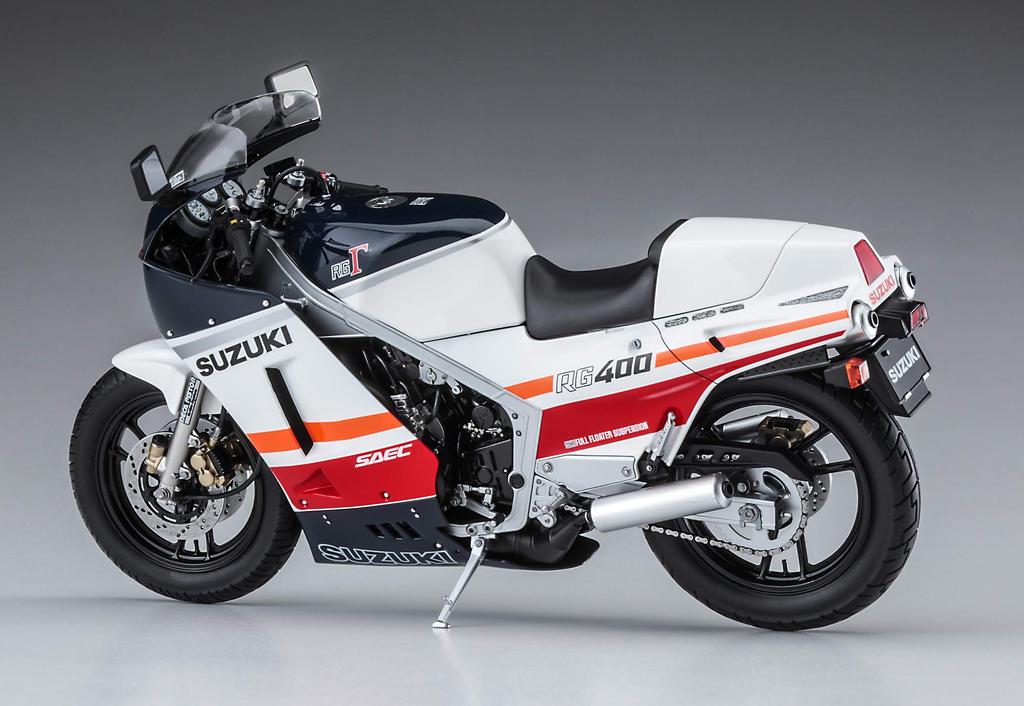 Hasegawa Suzuki RG400 Gamma Early Model with Undercowl Plastic Model Kit 21732 1/12 Red/White