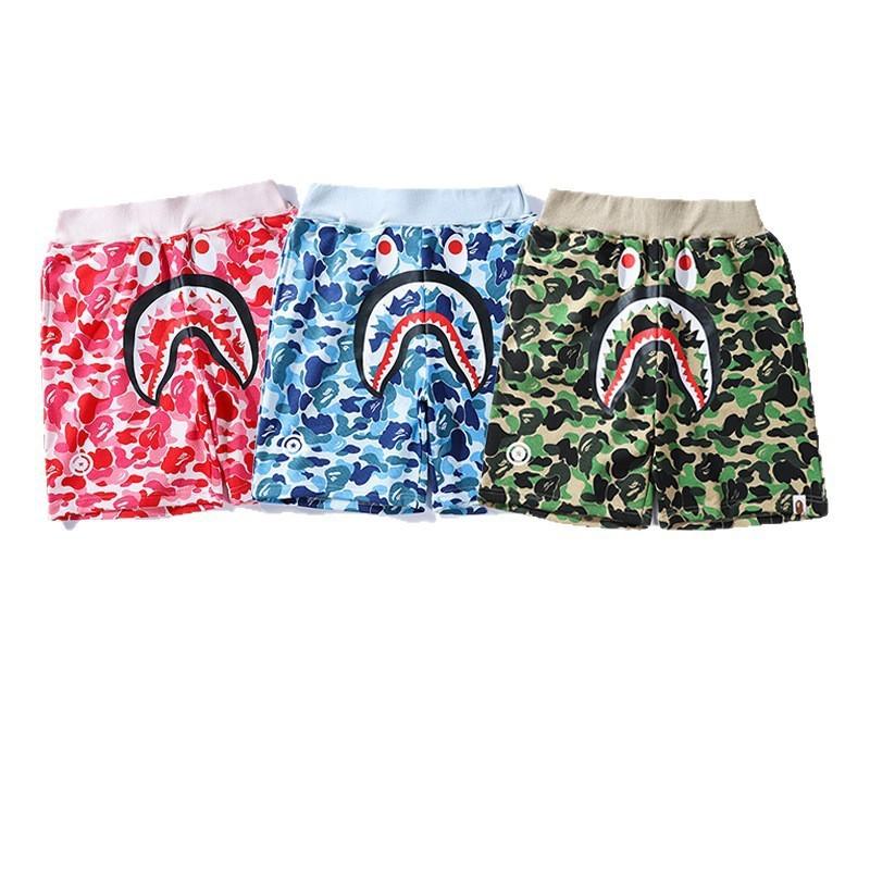 Pantaloncini da uomo e ragazzo con stampa di squali e scritte camouflage, vestibilità rilassata, pantaloncini da spiaggia in stile workwear da 5 pollici