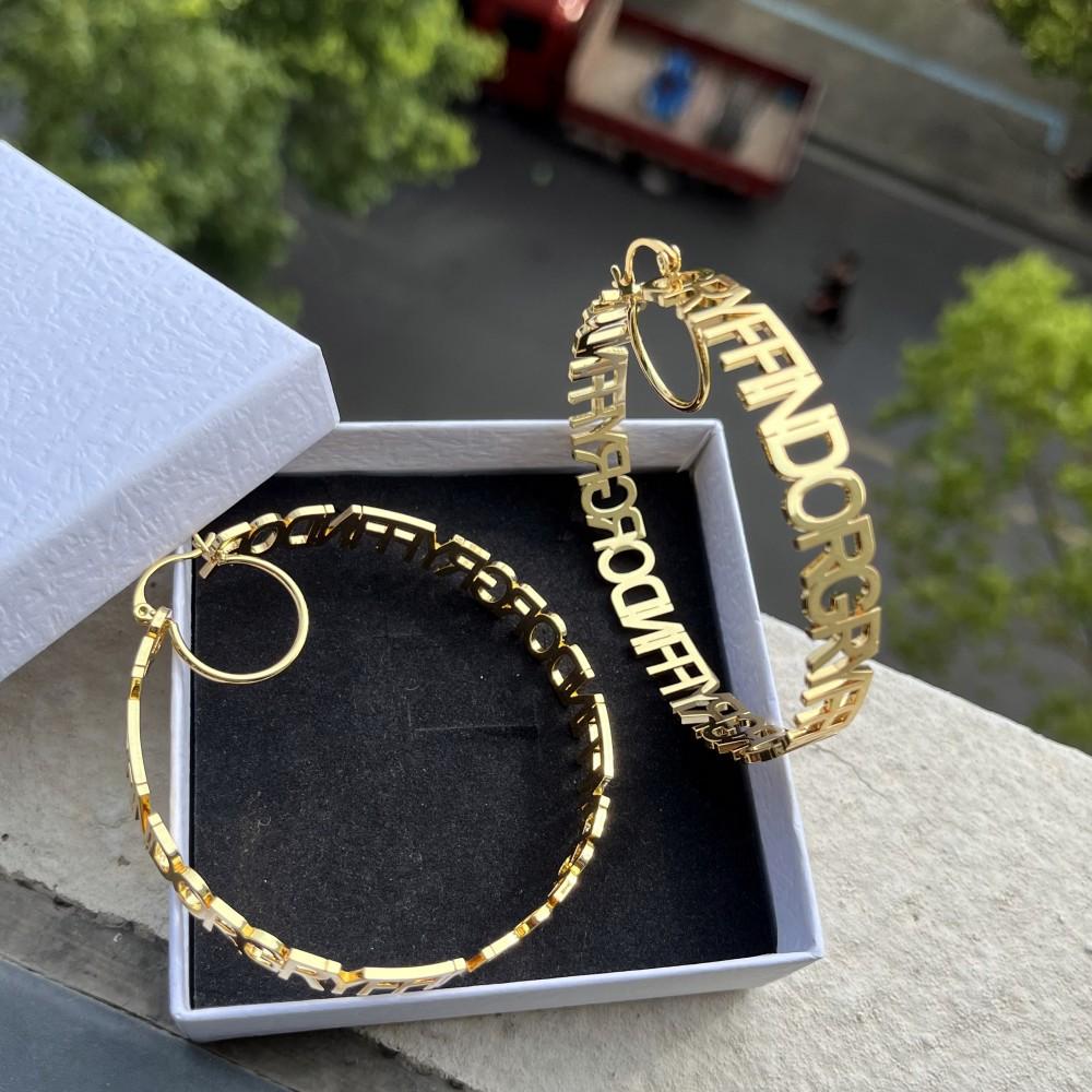 QIUHAN Personalized Initial Letter Nameplate Huggie Earrings Custom Name Hoop Earrings Uppercase Earrings&30 mm золотой