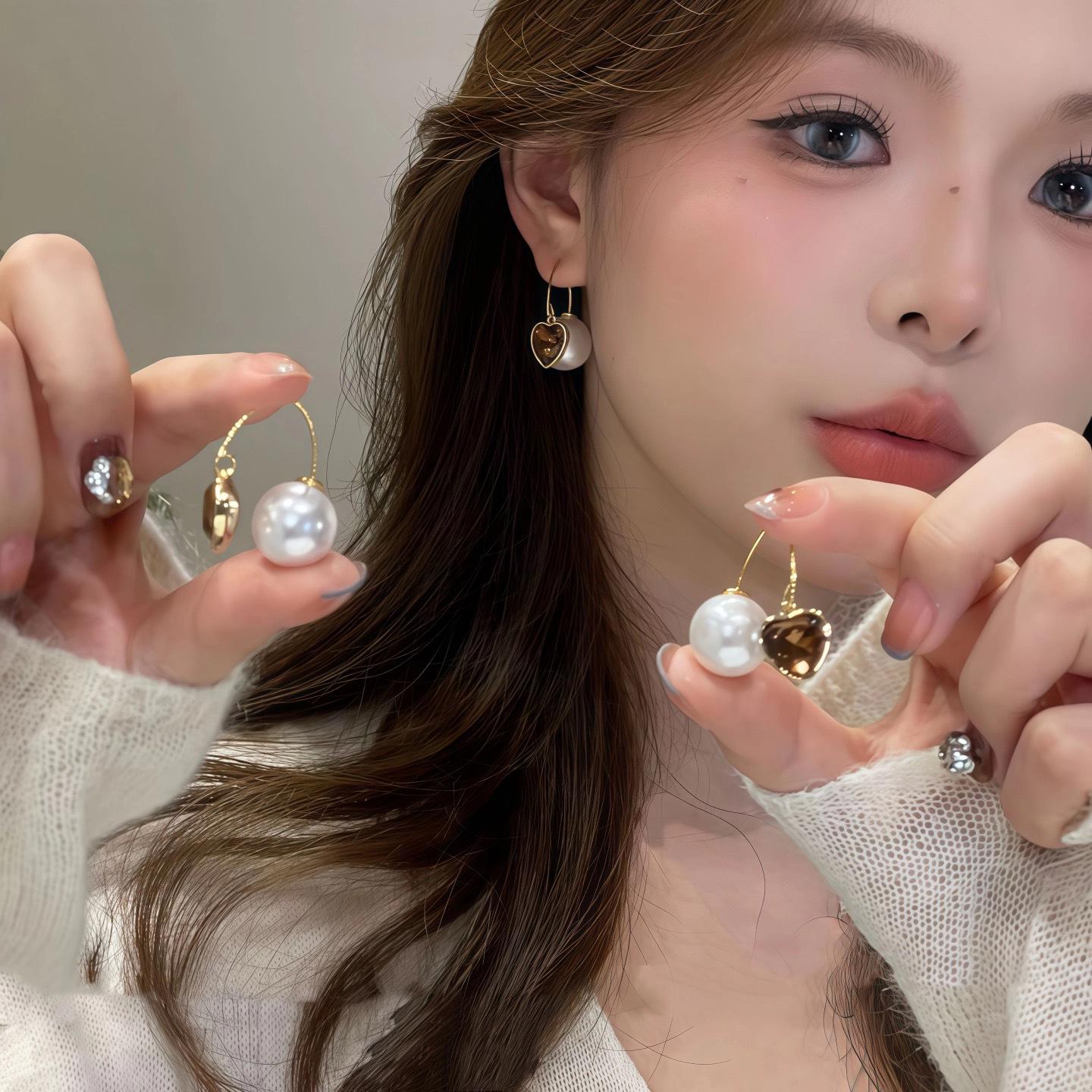 

Coffee-Color Peach Heart Luxury Earrings: Two-Way Wear, Back Hanging Design