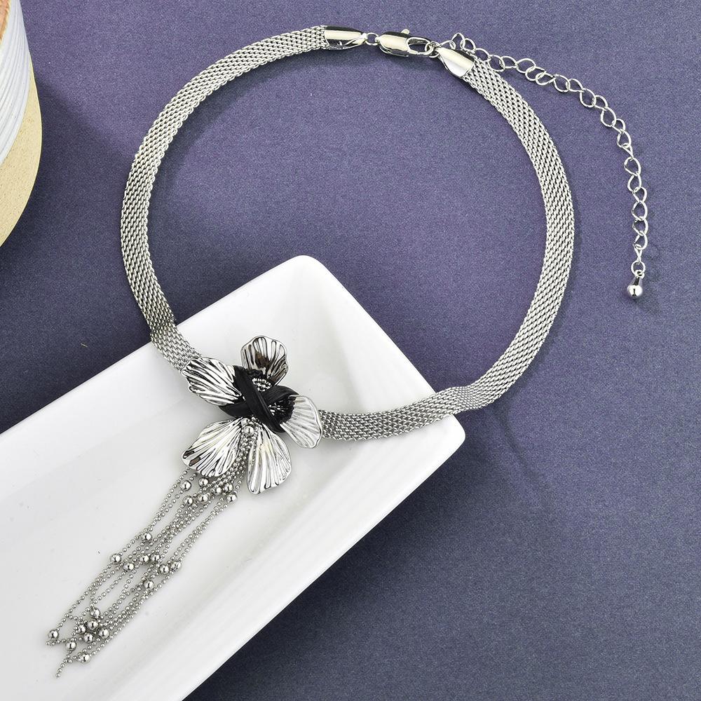 Dark Cold Wind Metal Texture Flower Fringed Necklace Female Light Luxury Pure Desire Wind Temperament Choker Collarbone Chain Tide