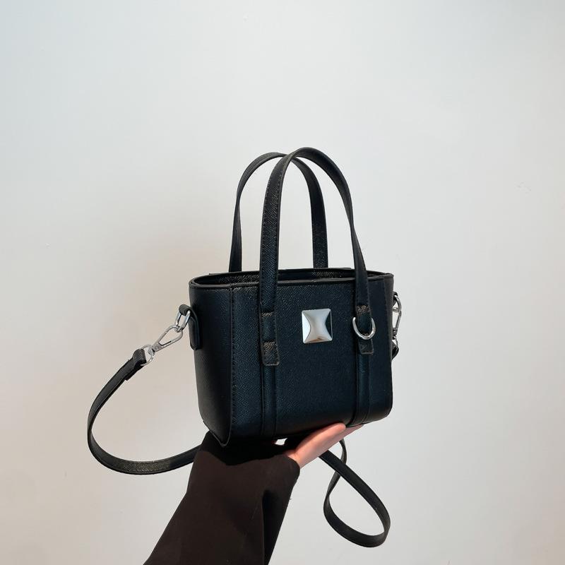 

Today s popular handbags, new fashionable versatile shoulder bags, women s bucket bags, messenger bags чорний