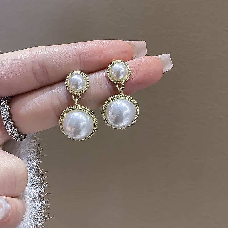 Elegant Pearl Ear Clips for Non-Pierced Ears - Chic and Luxurious Design