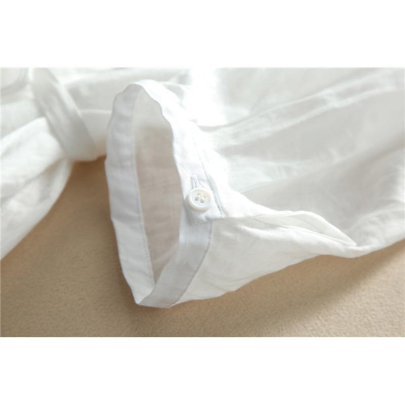 Eine Frau in einem weißen Kleid mit Schnürung und geraffter Taille